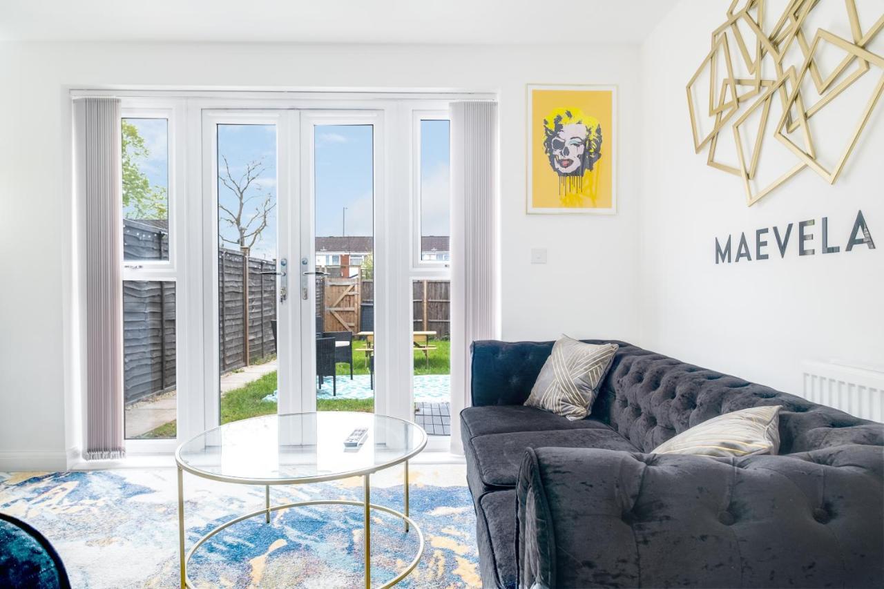 Luxury 2 Bed House City Centre ✘ Bbq & Garden ☆ Family Friendly→ Swingball & Outdoor Furniture - Free Parking → With 50 Inch Smart Tv, Free Netflix & Wifi ✘ Comfy Seating Area - By Maevela バーミンガム エクステリア 写真