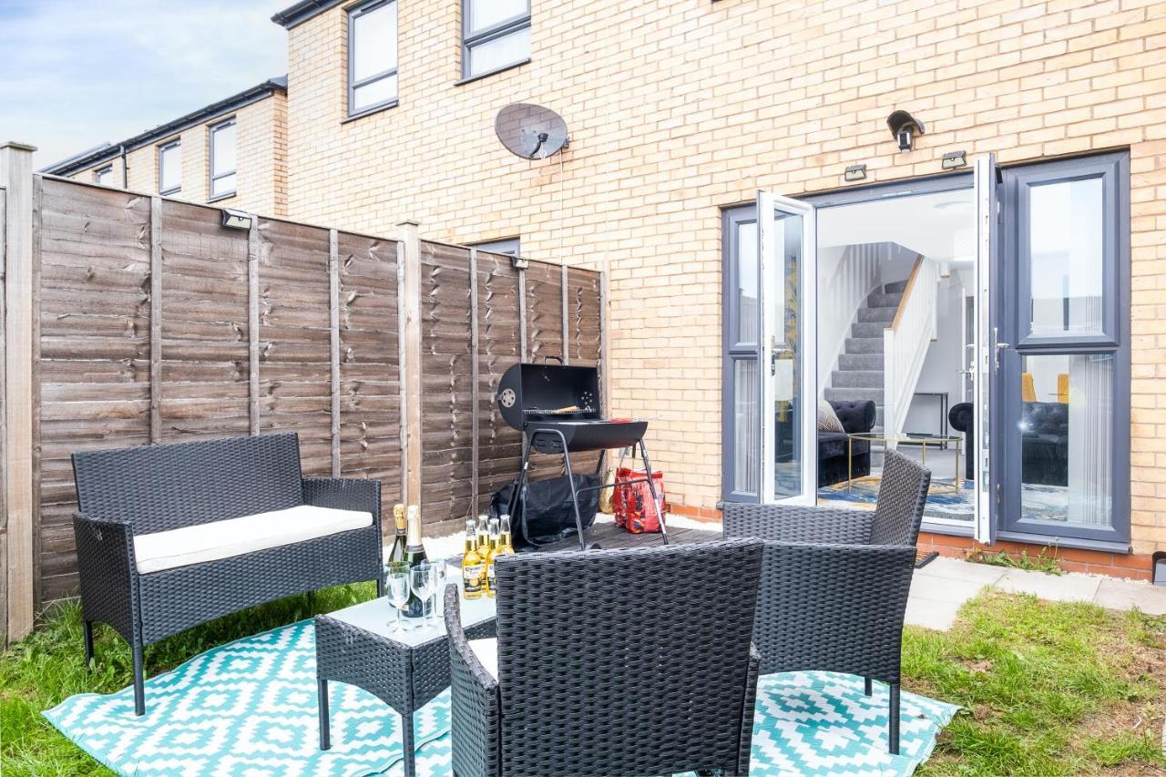 Luxury 2 Bed House City Centre ✘ Bbq & Garden ☆ Family Friendly→ Swingball & Outdoor Furniture - Free Parking → With 50 Inch Smart Tv, Free Netflix & Wifi ✘ Comfy Seating Area - By Maevela バーミンガム エクステリア 写真